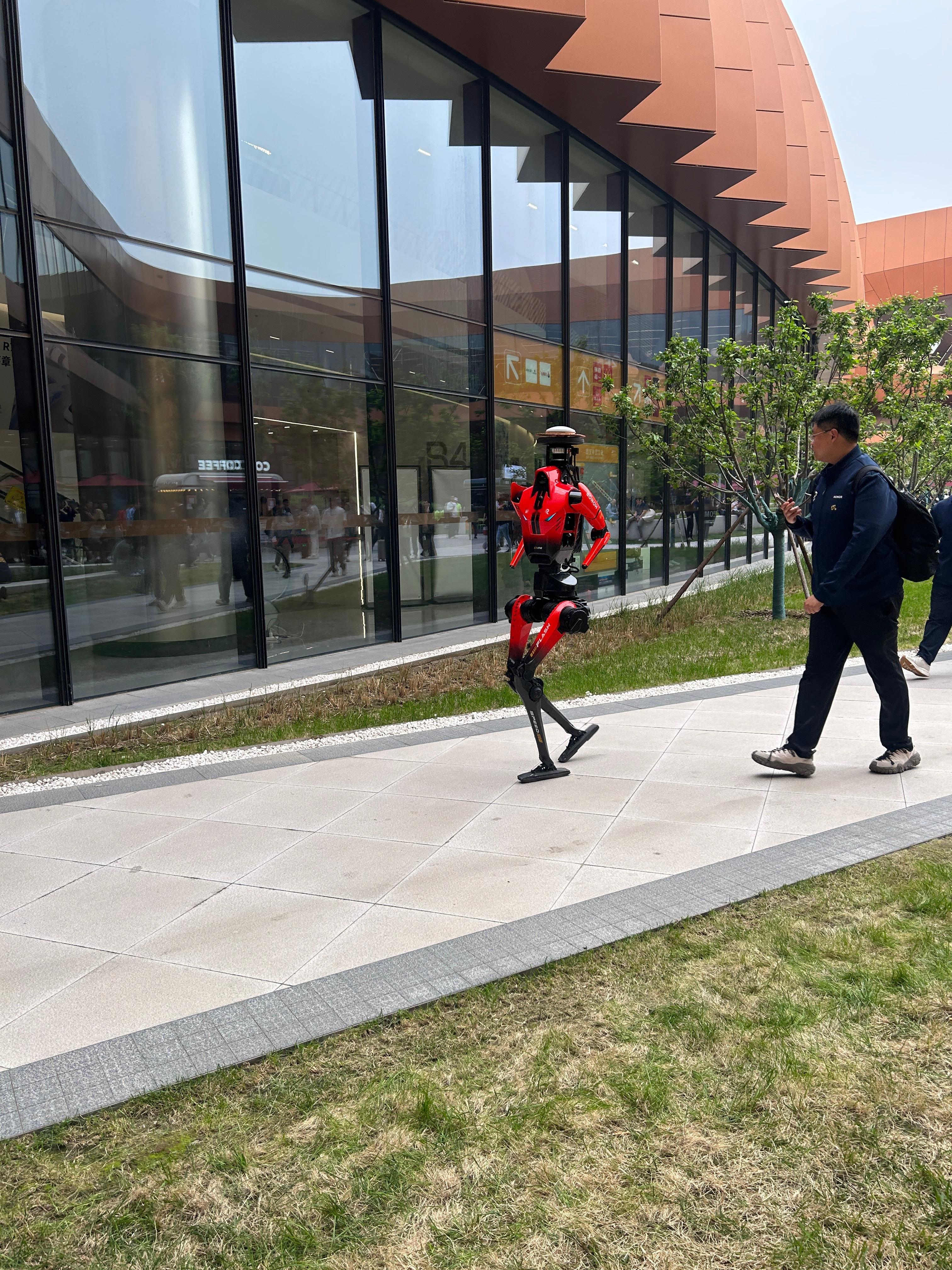 2026北京车展 看到机器人半马冠军“闪电”了这就是北京车展大v聊车保罗车闻