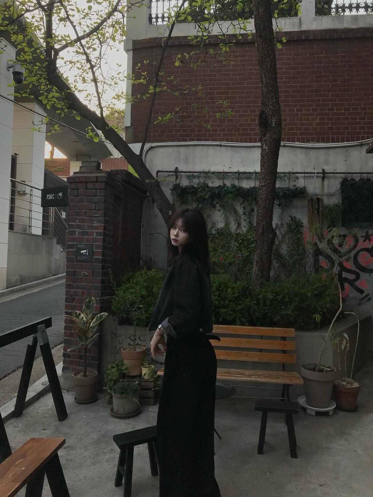 绿树掩映下，美人倚栏思。