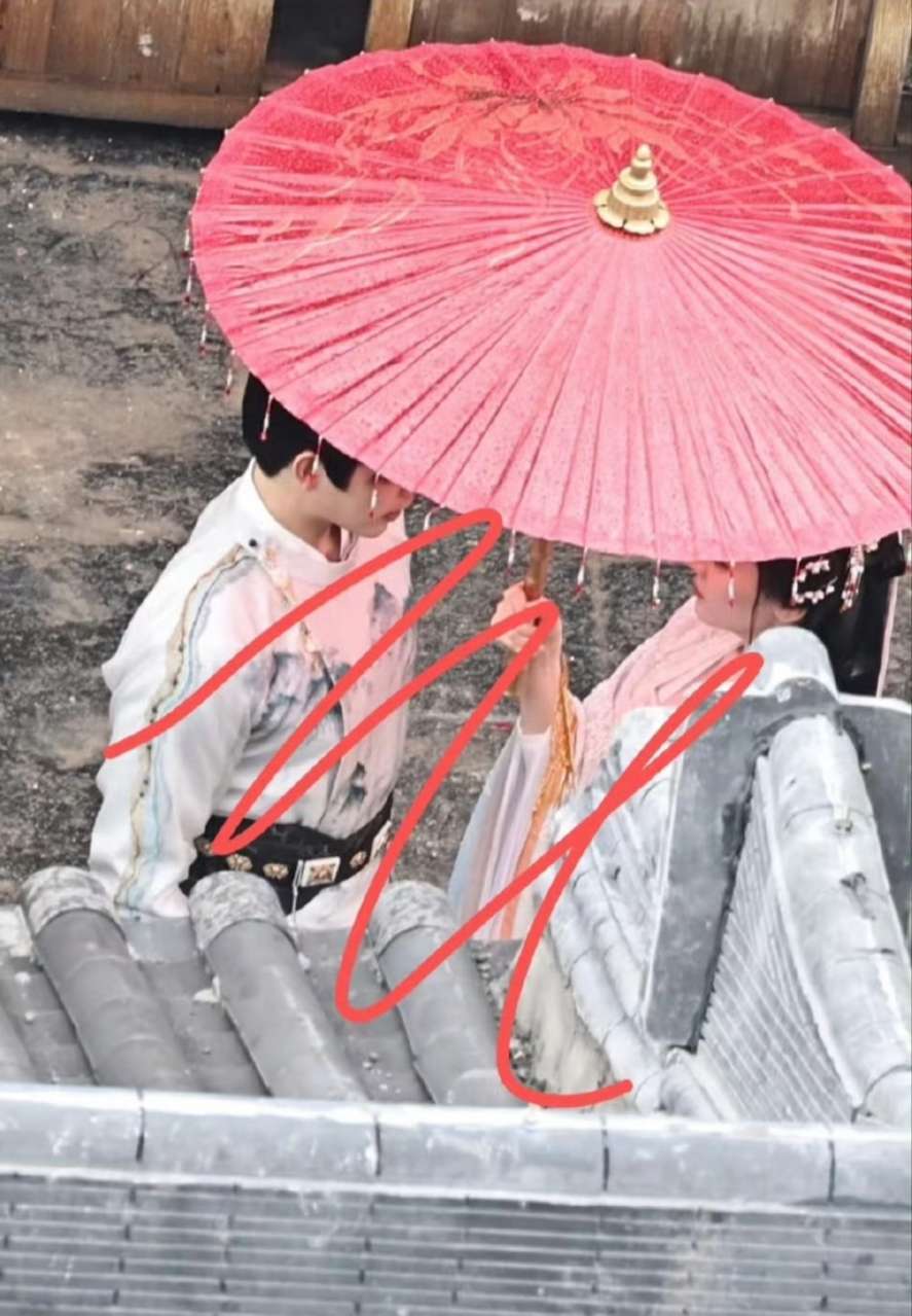 #迪丽热巴陈飞宇慕胥辞雨中撑伞路透# 迪丽热巴陈飞宇新剧雨中撑伞路透来了～#迪丽