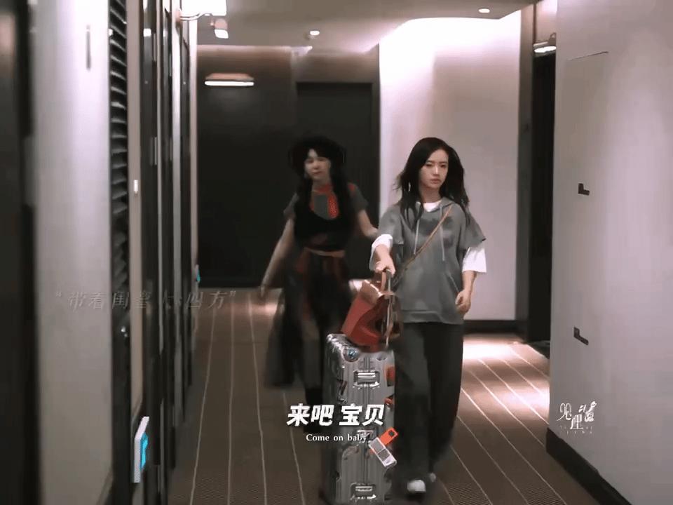 别人修罗场徐梦洁秀场  徐梦洁在剧中的小兰超赞，时尚感拉满。甜美鬼马风格全 ho