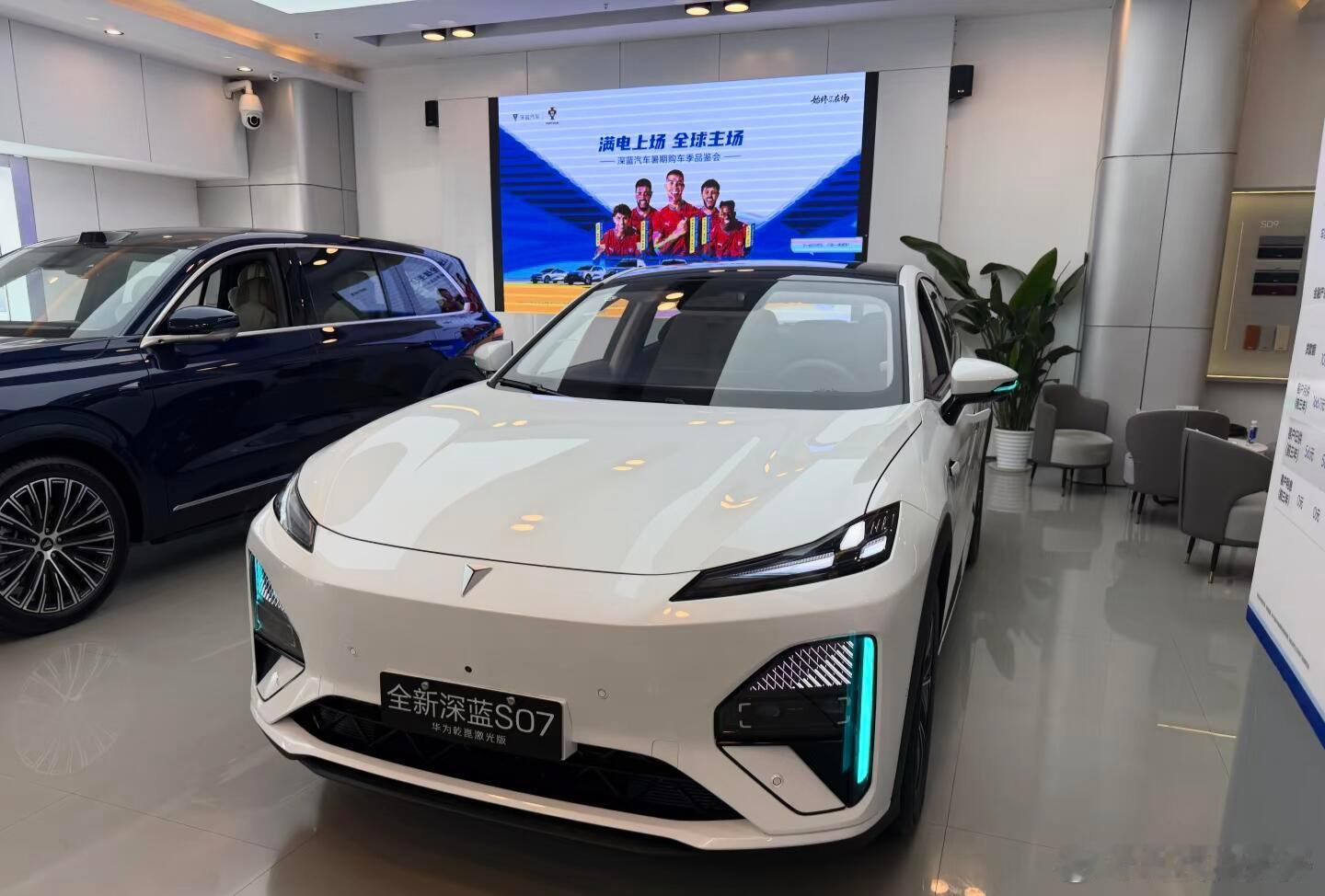 哨兵模式停车后车辆周围有异常会录像并通过手机提醒。车机支持手势控制，比如用手势切