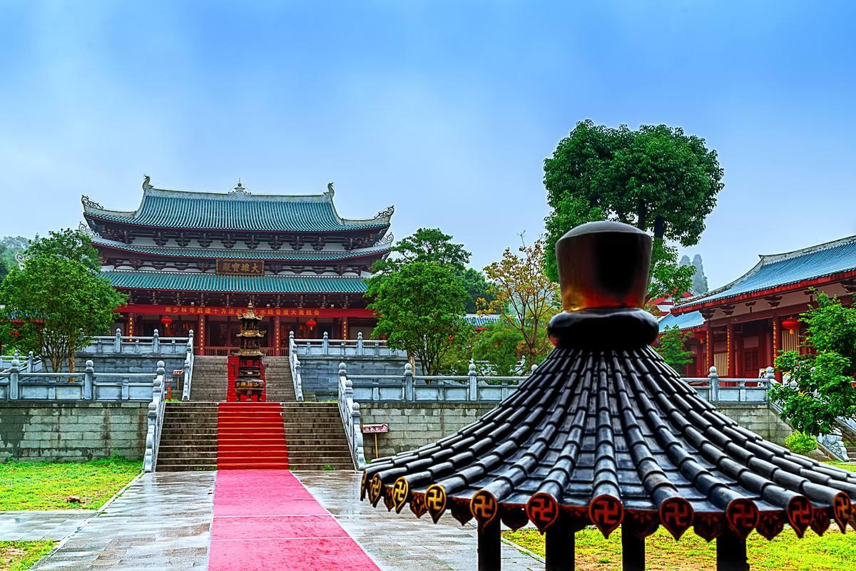 金庸在《笑傲江湖》里，提到了福建莆田少林寺。莆田少林寺的渡元禅师奉命前往华山，规