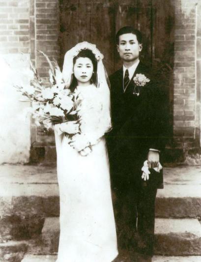 1950年，李苍降被俘虏，敌人为逼他开口，竟把身怀6个月的妻子带到他面前，敌人指