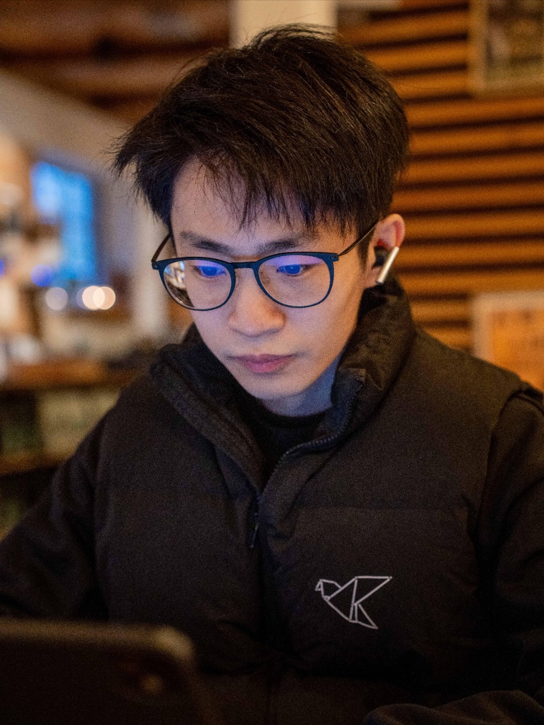 何同学就是冷笑话天赋型选手，随口发言总能催生社死名场面。奇妙脑洞藏在日常谈吐里，