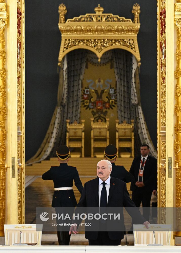 P1：哥哥这是要干嘛？P2：看着走错位置的哥哥宠溺的笑