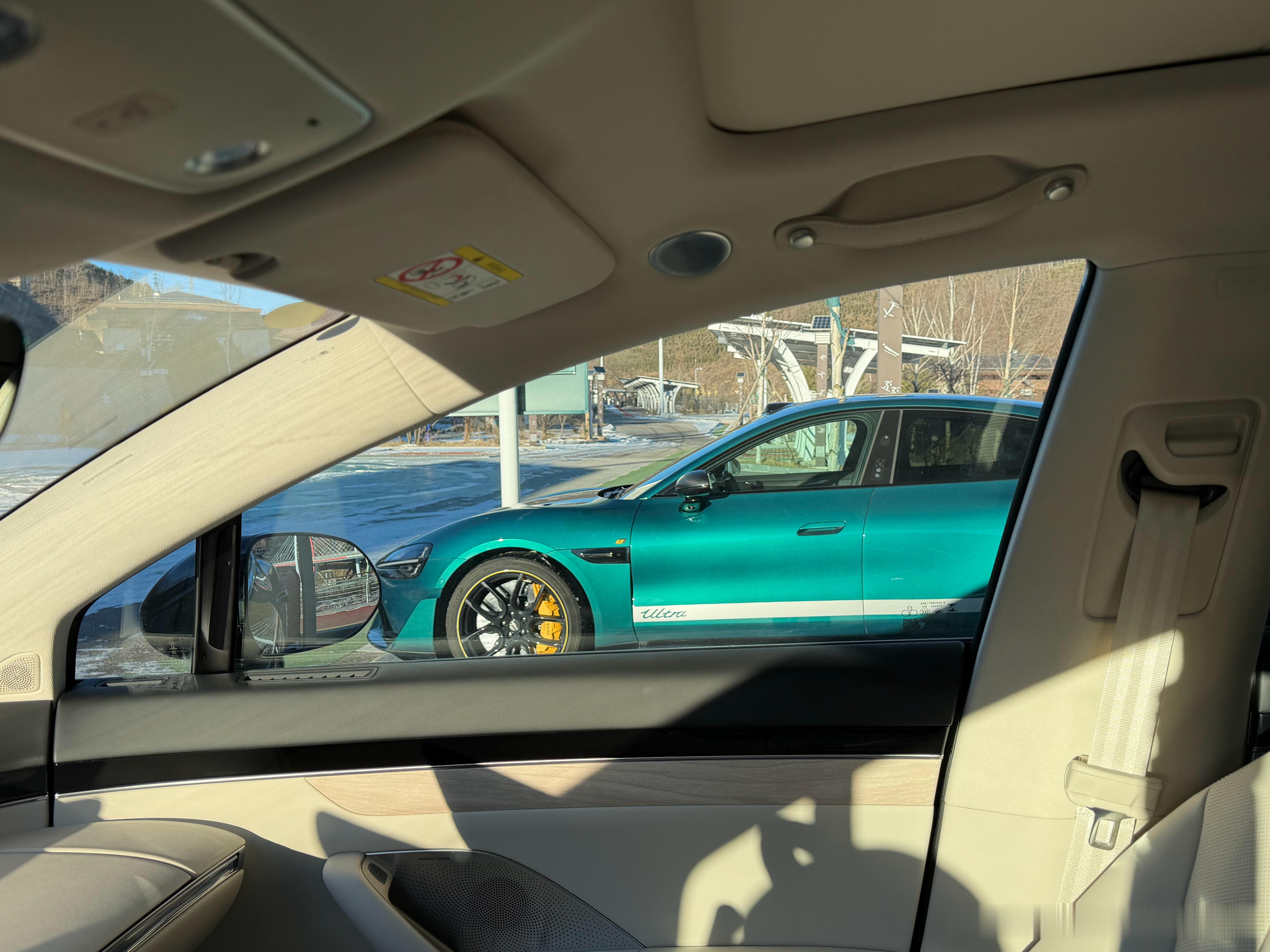 大哥的绿色SU7 Ultra真帅据我掐指一算大哥得亏老惨了半年得亏20万了小米s