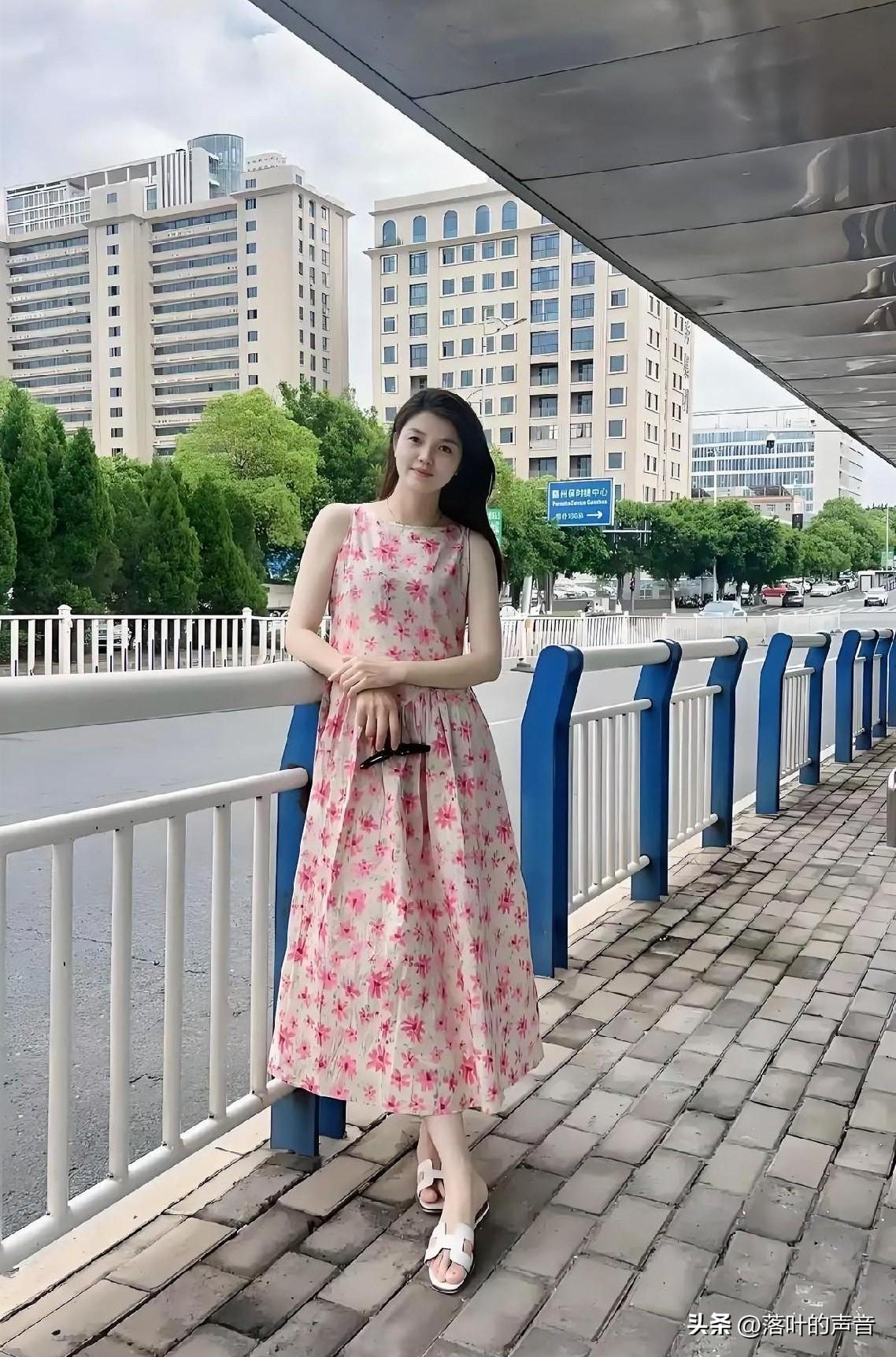 女子发了张照片在网上问大家，她这样相貌和身材，算不算，是一个漂亮的女人？
她说，