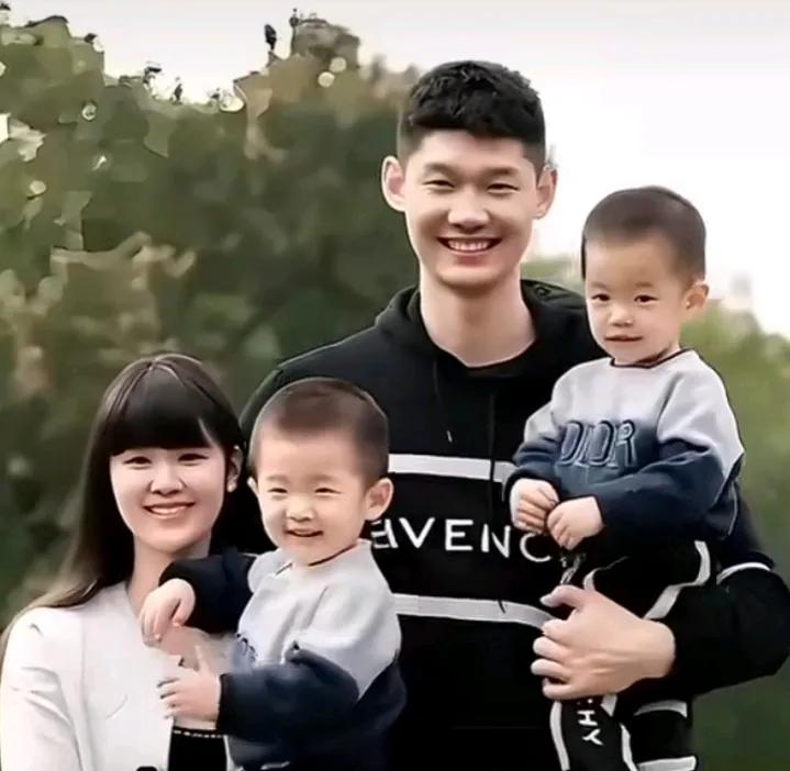 大秋绝对称得上是五讲，四美，三热爱球员，这是难得的几次和家人团聚，把整个身心交给