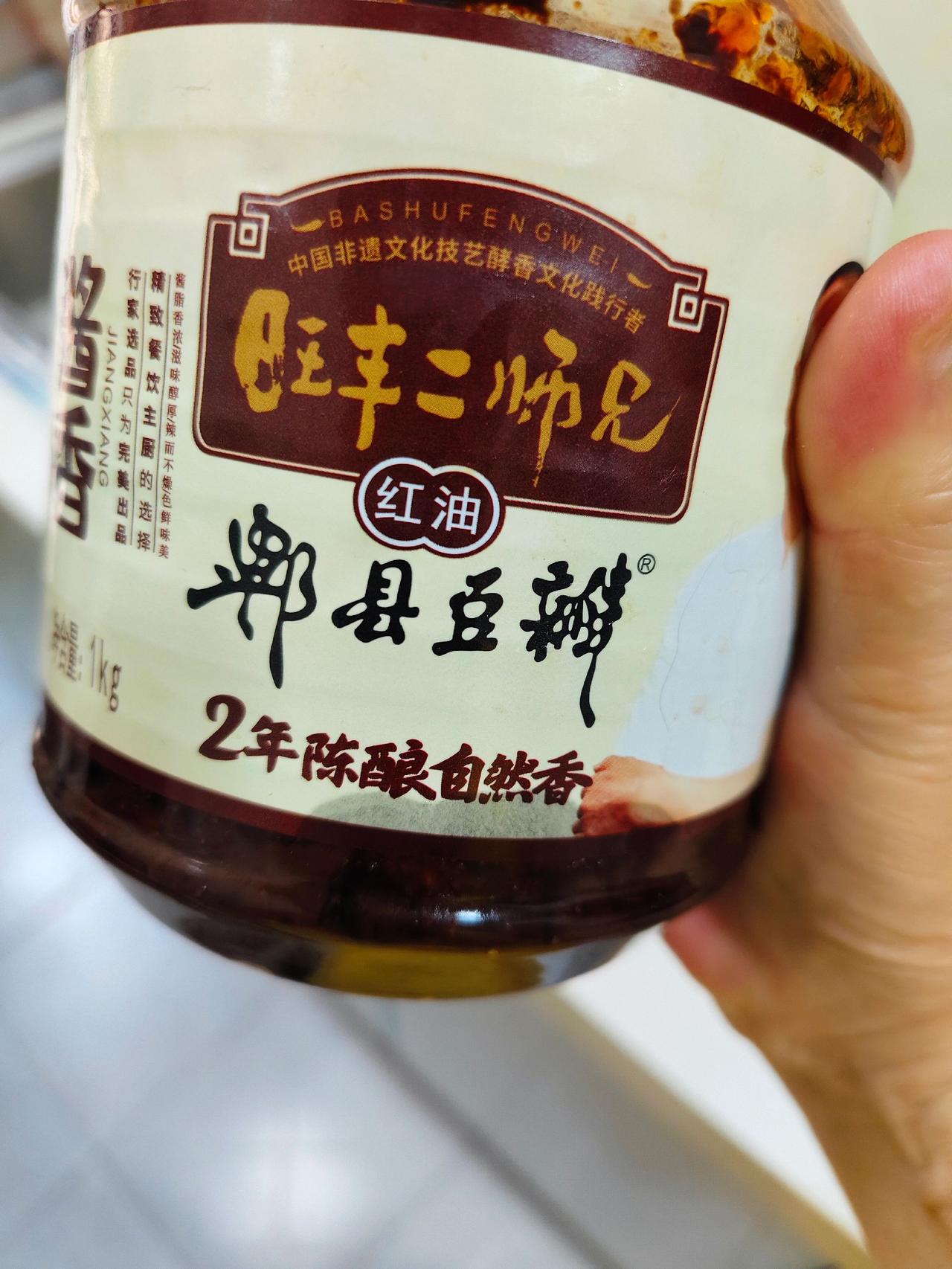 旺丰二师兄郫县豆瓣酱，绿色食品，配料表很干净，保存不当，会发霉的