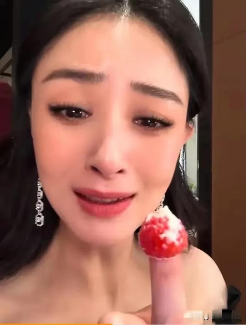 蒋欣，都馋哭了！
看着可口的蛋糕不敢吃，
为了这来之不易的漂亮锁骨，小蛮腰，
蒋