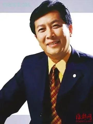 看到著名演员唐国强扮演毛爷爷，我立马翻篇。有人说，演员演戏，你至于吗？也太小题大