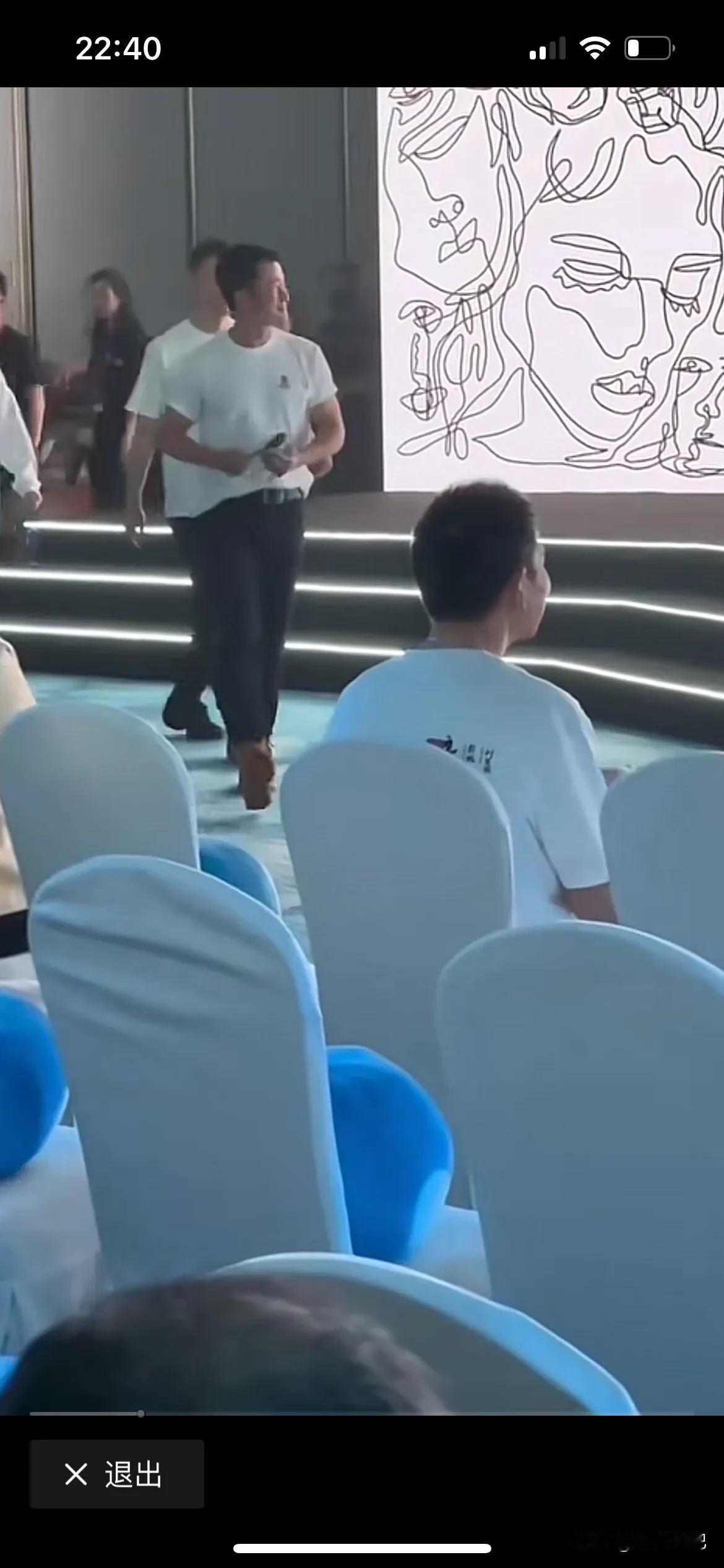 吴京老师以前一直优秀的反而不会过于张扬。

过去一直压抑的，穷苦的，突然翻身了，