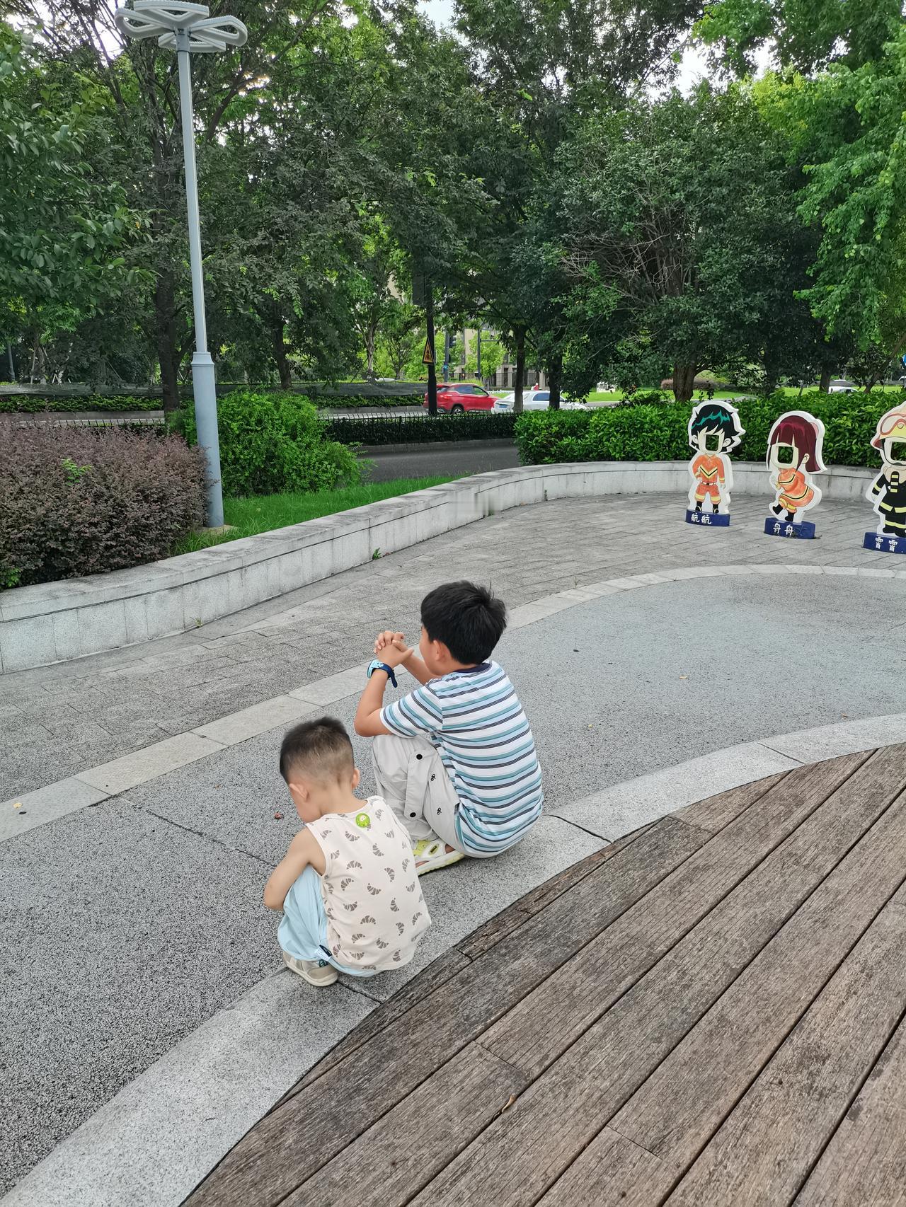 晚上儿子跟新加的女友聊天，
聊着聊着对方说去拉s等下聊，
但是却没有回音了。
