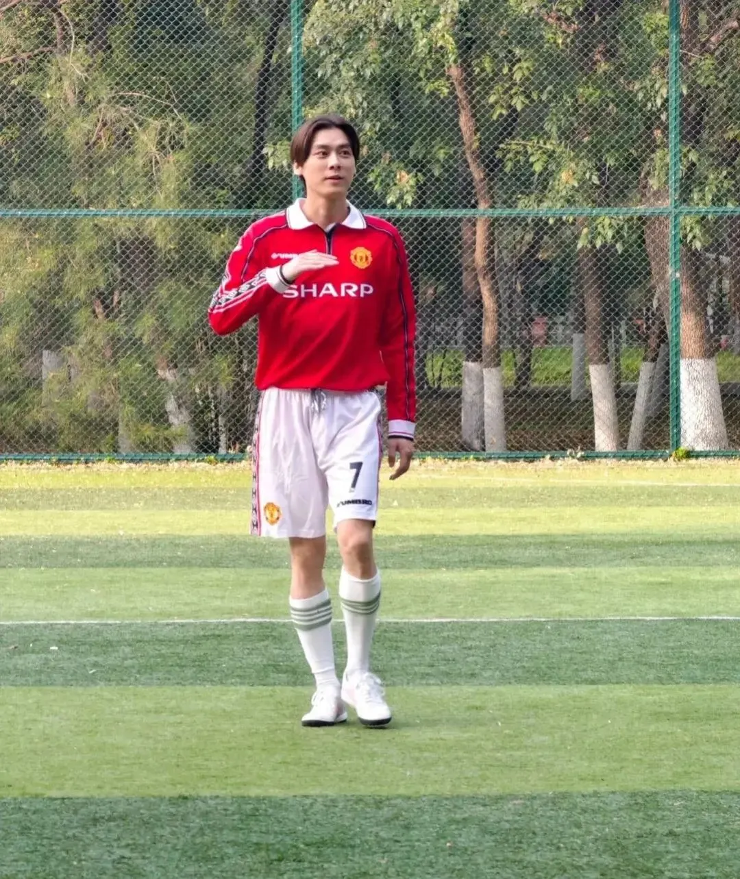 李易峰近照曝光，和友人踢足球，留中分发型