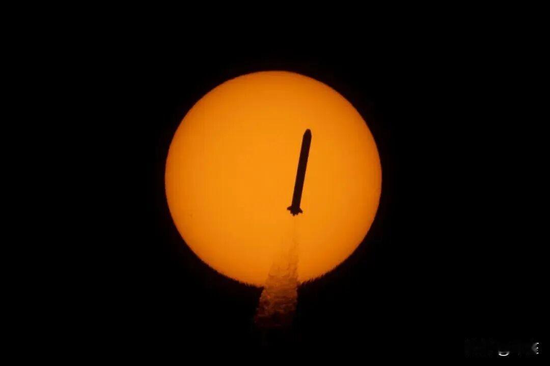 一箭穿日！这是中国长征火箭第629次发射的照片，不仅是视觉震撼，更是中国航天十年