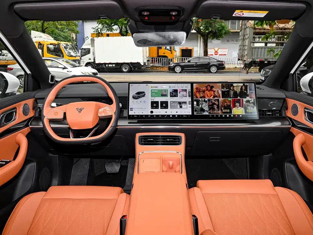 哪吒 L 增程版 2026 年 8 月上新，中型家用增程轿车。溜背三厢造型，车内