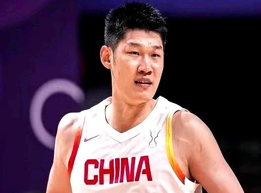 上半场看球的时候，我差点没把电视机给砸了，那叫一个憋屈！
谁能想到，下半场这群小