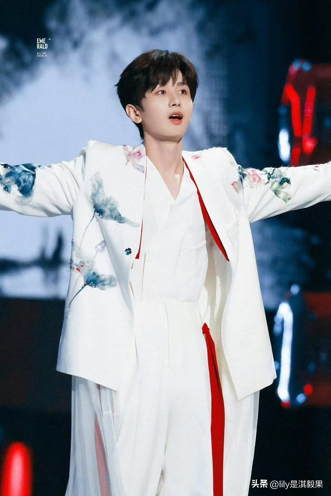 继成毅的黑纱之后，又看到了成毅穿白纱，莲花礼服下是有点微透的纱衣，显得身材更好了