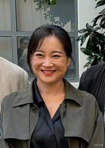 虽然贾玲笑起来一脸褶子，但她依然很自信～希望她能一直保持自己满意的状态[鼓掌]别