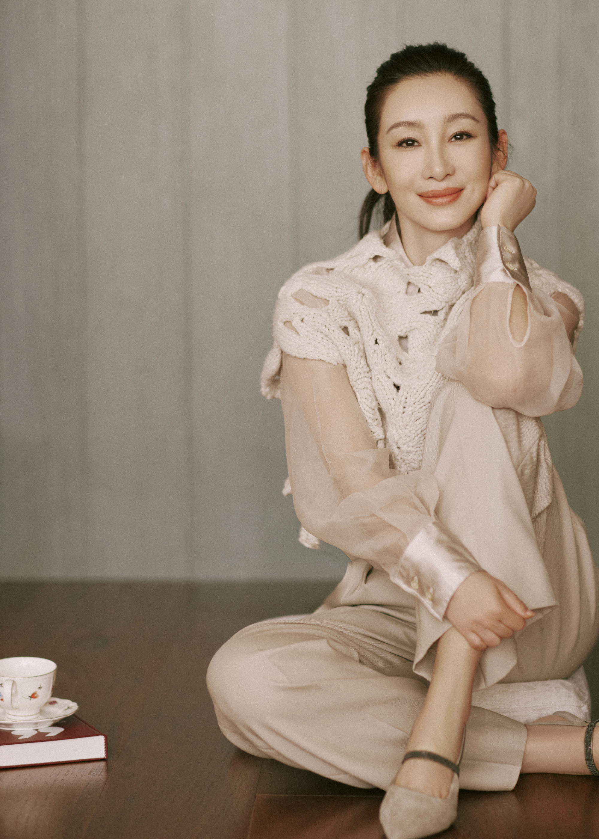 #秦海璐高山花卉针织上衣# 秦海璐这身温柔知性的大姐姐，风穿搭真的很亲切的感觉，