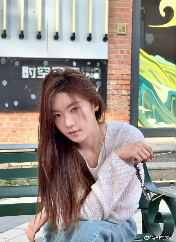 张月这次物料不靠姐姐匀告别共享花絮时代，张月自力更生放送九宫格大片，秋日光景衬得
