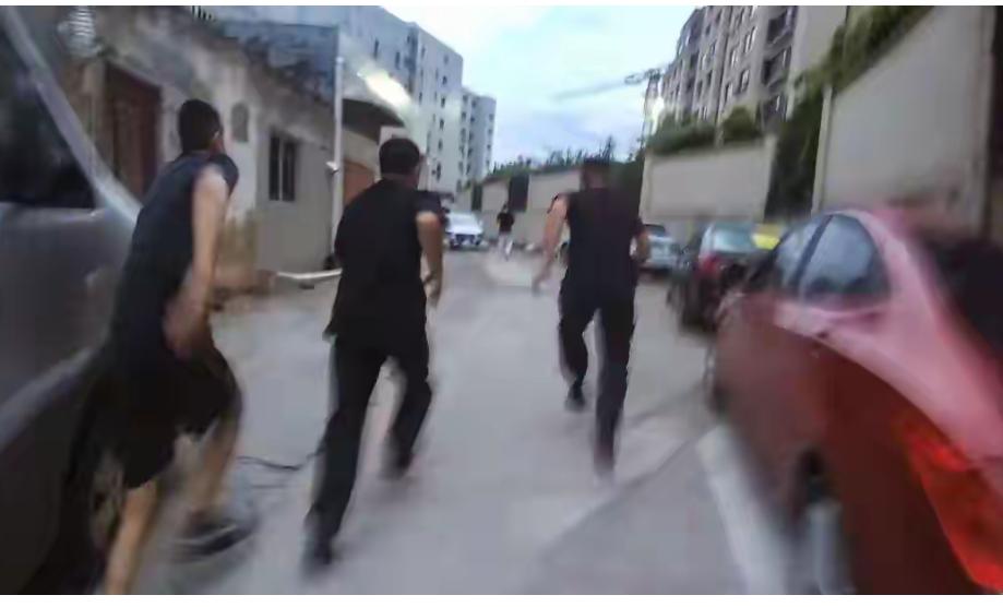 人头200万，腿50万，手30万，眼睛10万。警察成了毒贩的“悬赏菜单”，价格标