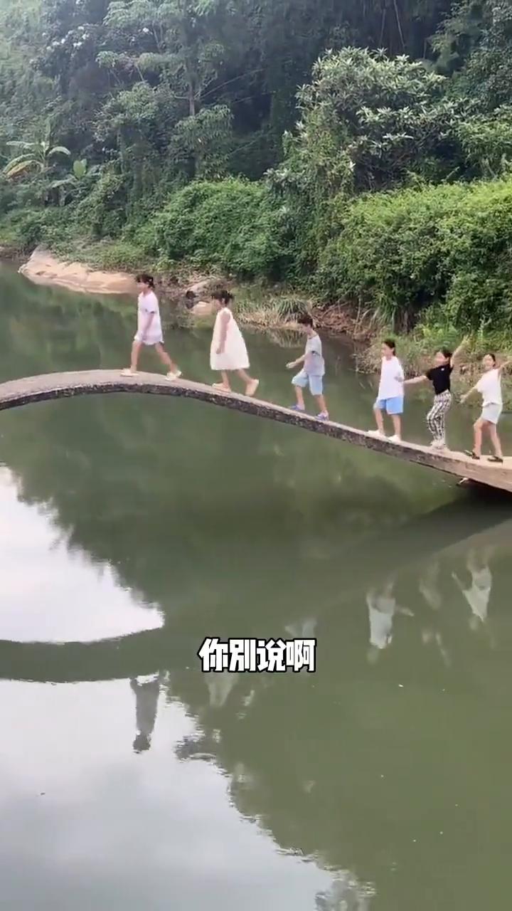 今天出来玩，路过了一个村子，这村子里面有个桥，这个桥太奇怪了，这是我见过最科幻的