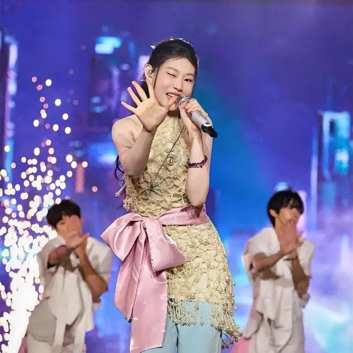 她的长相没有走传统浓颜路线，却有着鲜明的个人特色。脸型是柔和饱满的鹅蛋脸，下颌线