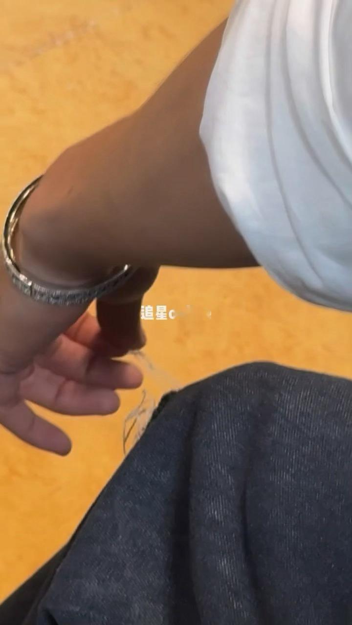 邓为“纯手工制作”破洞牛仔裤！！