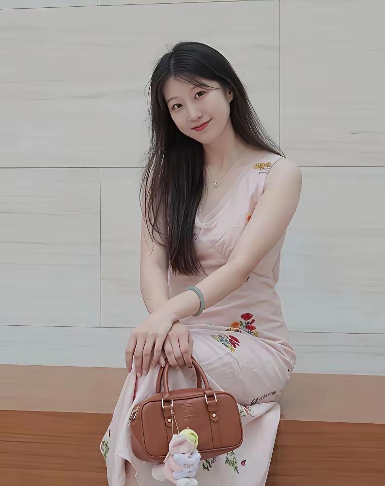 甜美少女风穿搭，粉色连衣裙搭配棕色小包，元气满满！