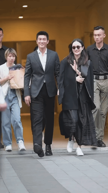 杜江这是有多爱霍思燕啊！哪怕不方便牵手也得牵着霍思燕外套的一只袖管，这画面实在有