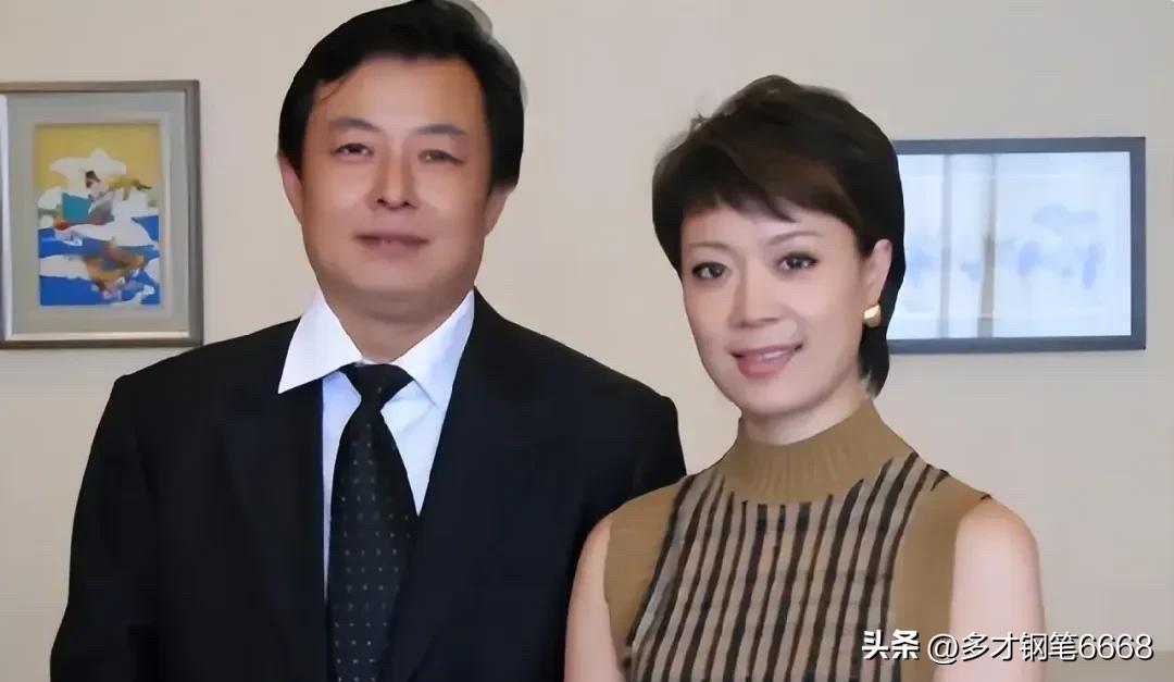 右边的这位是著名的主持人李文静，她是跟董卿一样有气质的气质美女，确实很迷人，有女