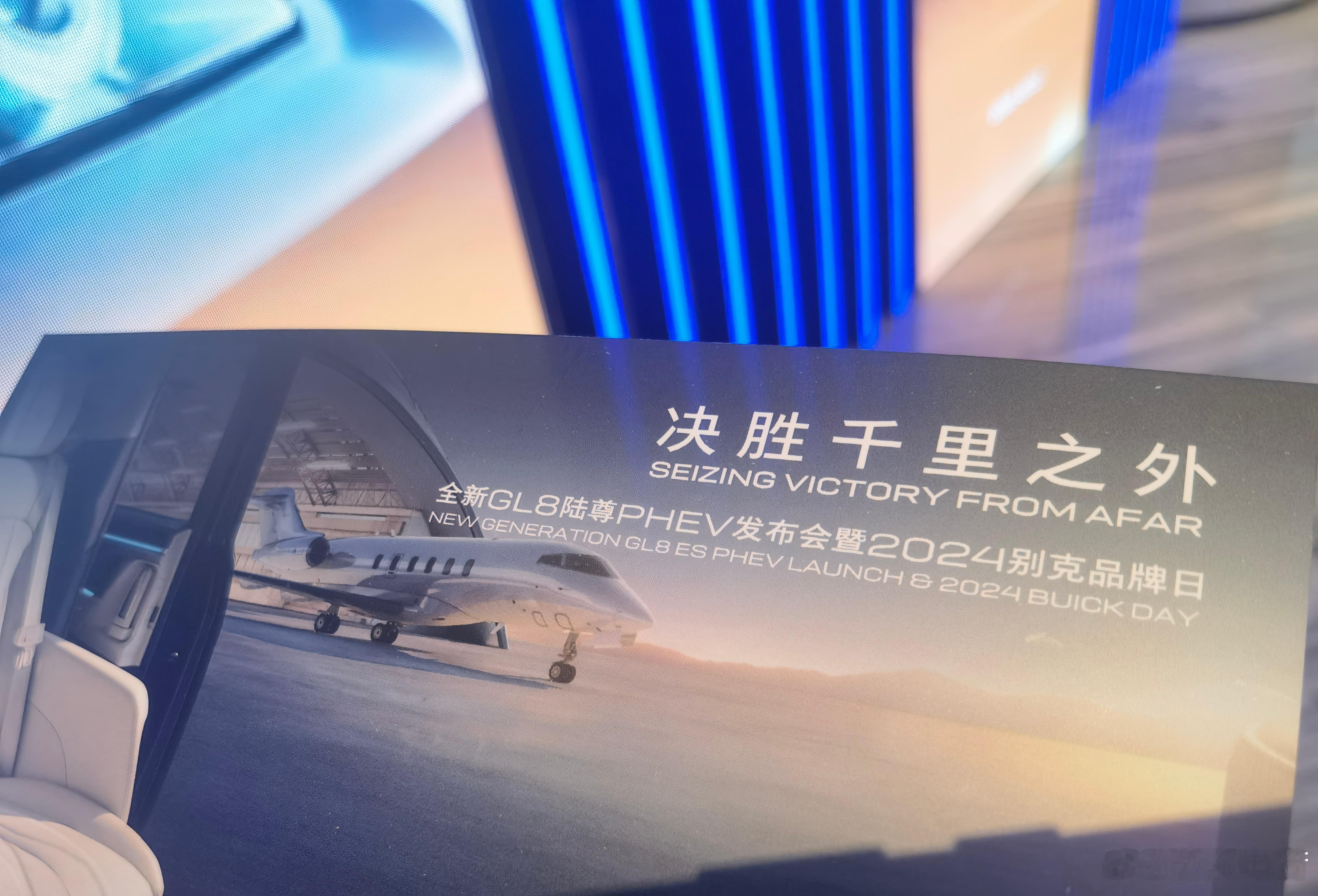 中国消费者最熟悉的是图二这款#别克GL8# 这么多年过去了，gl8迎来了变化最大