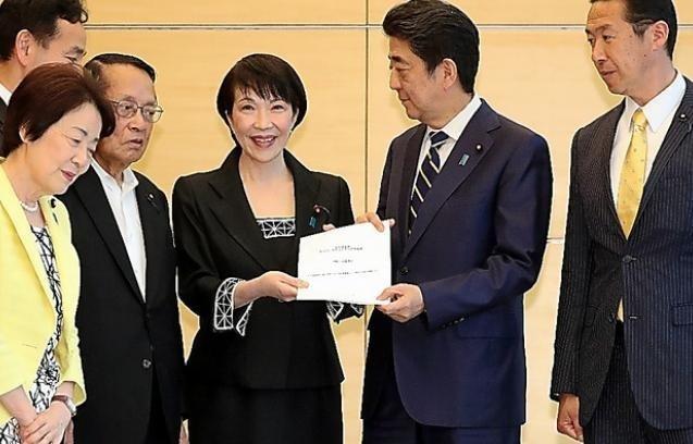 7月20号，日本媒体都在不断报道高市内阁最新的支持率降到了41%，并且不支持率（