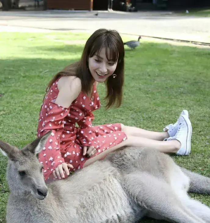 吴昕真的好尴尬啊这个角度 ​​​