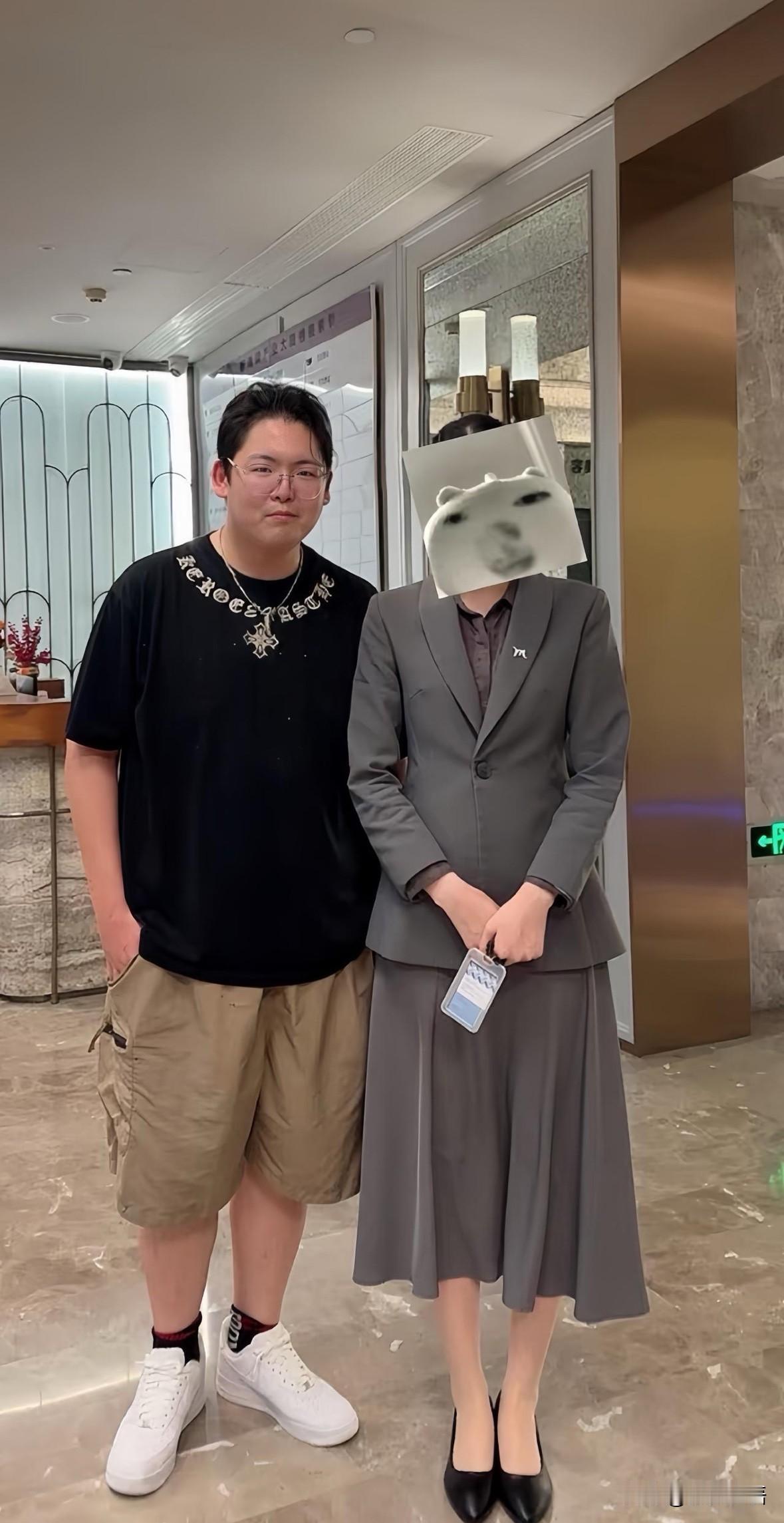 向佑面相变了……
看到酒店工作人员晒与向佑的合影，工作人员表示：向佑话不多，待人