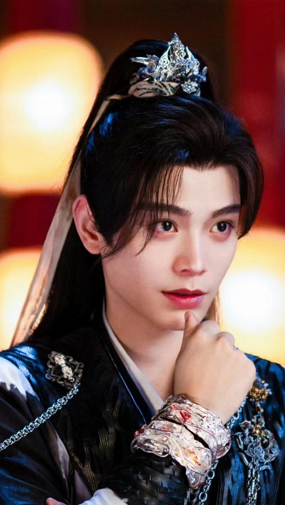 丁禹兮檀健次撞造型了丁禹兮《司宫令》开机后，丁禹兮饰演男主赵皑，眼尖的网友发现，