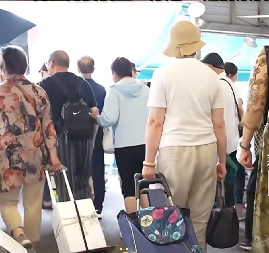 听说上海组织500个老年人，乘坐绿皮车18天新疆旅游，费用是每人1万元，上海西站