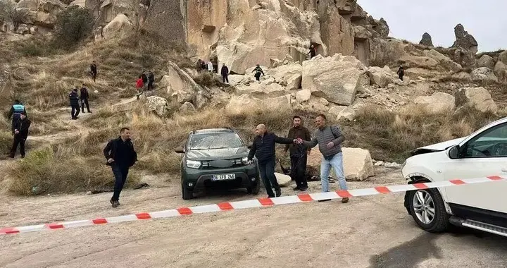 土耳其著名旅游区一处石柱坍塌，落入人群聚集区域，造成3死5伤