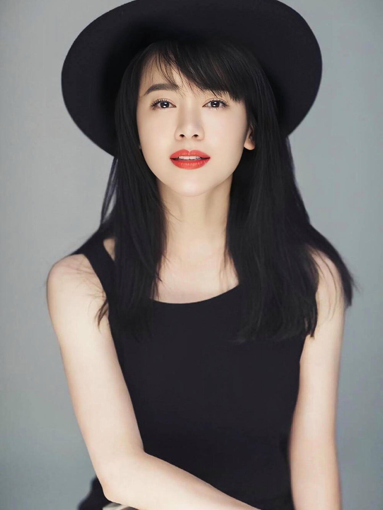 气质美女左小青也这么奔放了吗？

在电影路演现场，左小青即兴大跳大妈广场舞。
