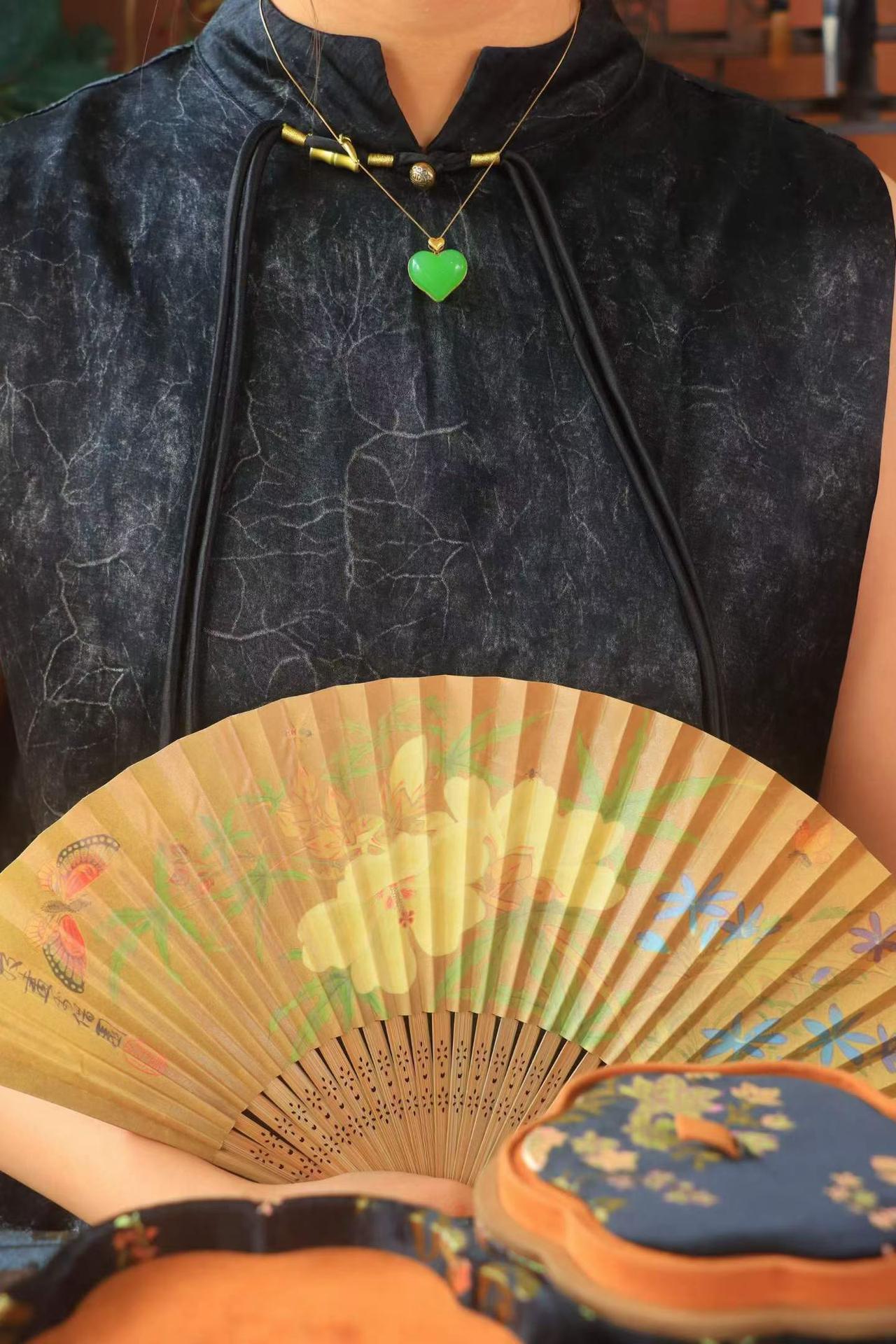 〈金镶玉.💕心心相印〉

🍃精品和田玉碧玉💗吊坠，18k金精工镶嵌，玉质细