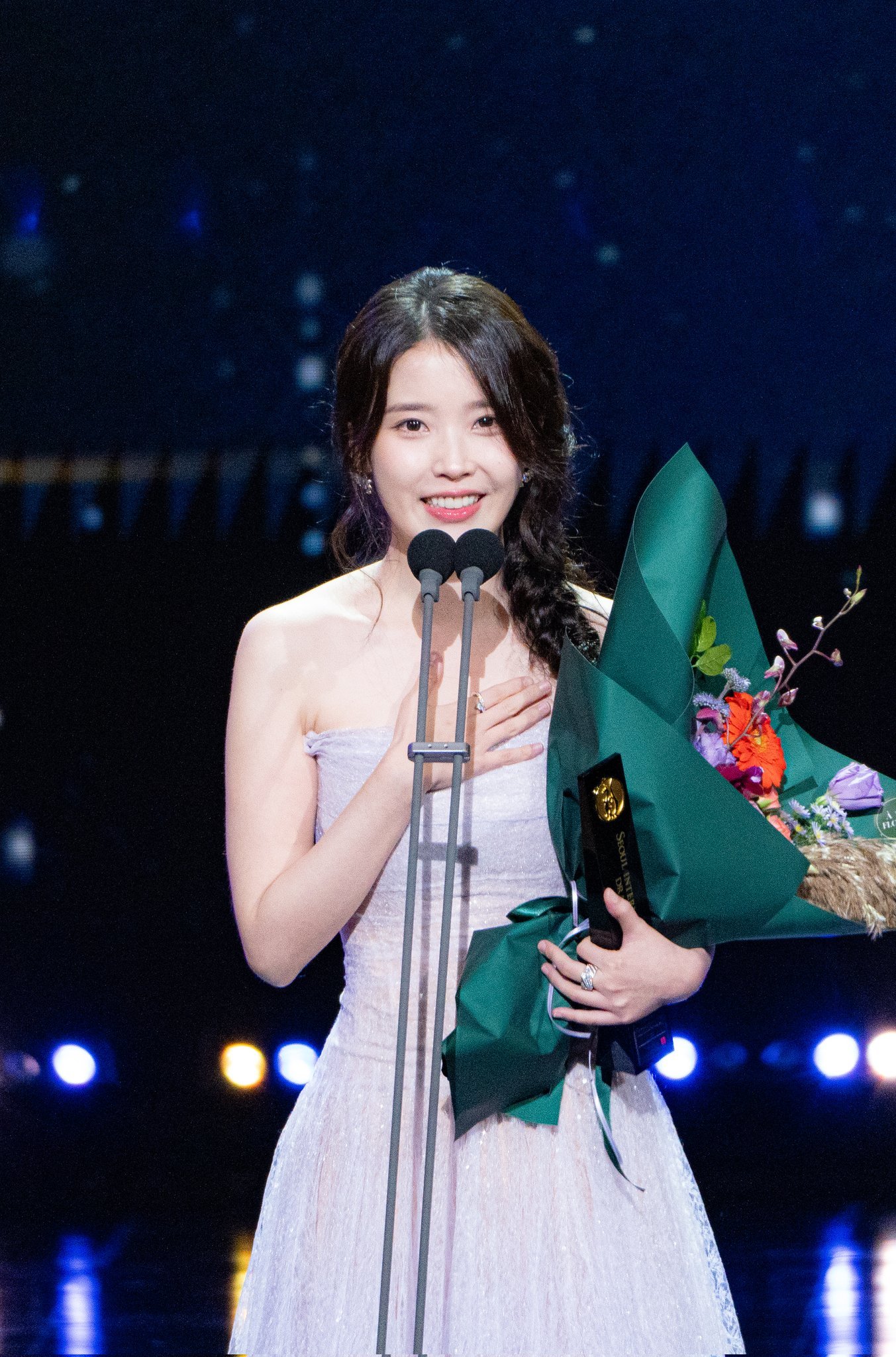 IU[超话]  🌸IU出道十七周年快乐 251002 IU 首尔电视节颁奖典礼