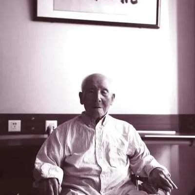 1937年，南苑战斗中，吴江平为突围去勘察路线，摸索中他发现脚下有一根花绳，他心