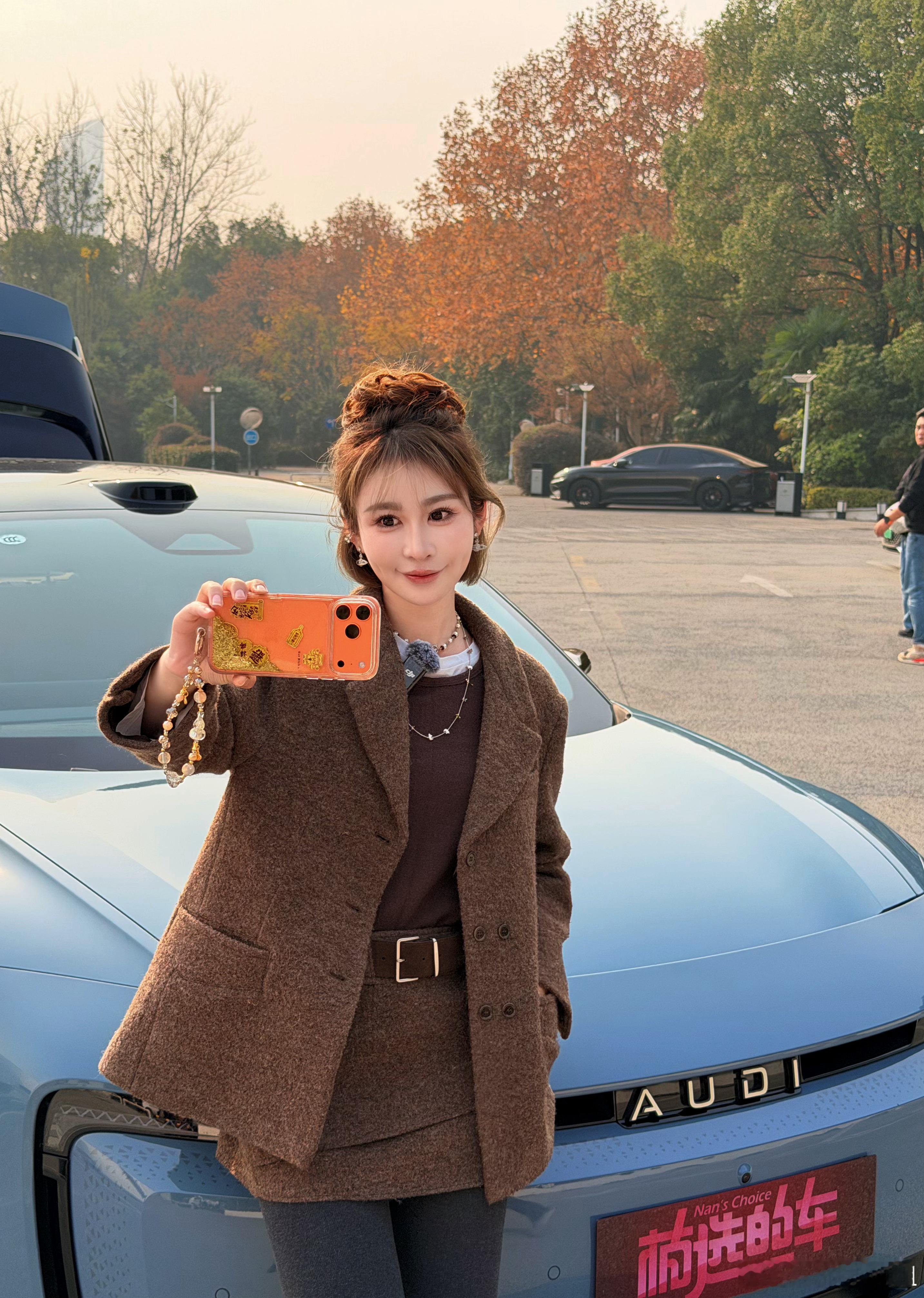 边拍摄，边审片的时候特别考验一个人的镜头信念感镜前开心，镜后崩塌没关系，总要遇到