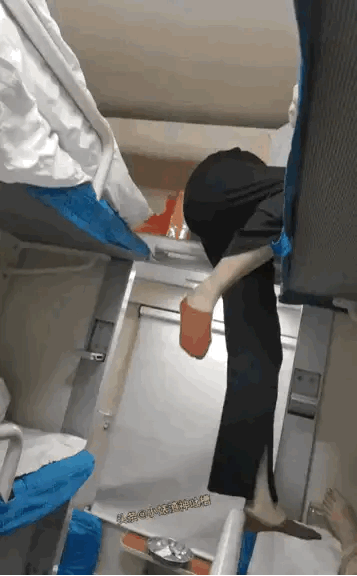 年轻女孩从火车上铺的位置，下到下铺的位置，是相当的费劲。
大家出门长途旅行都喜欢