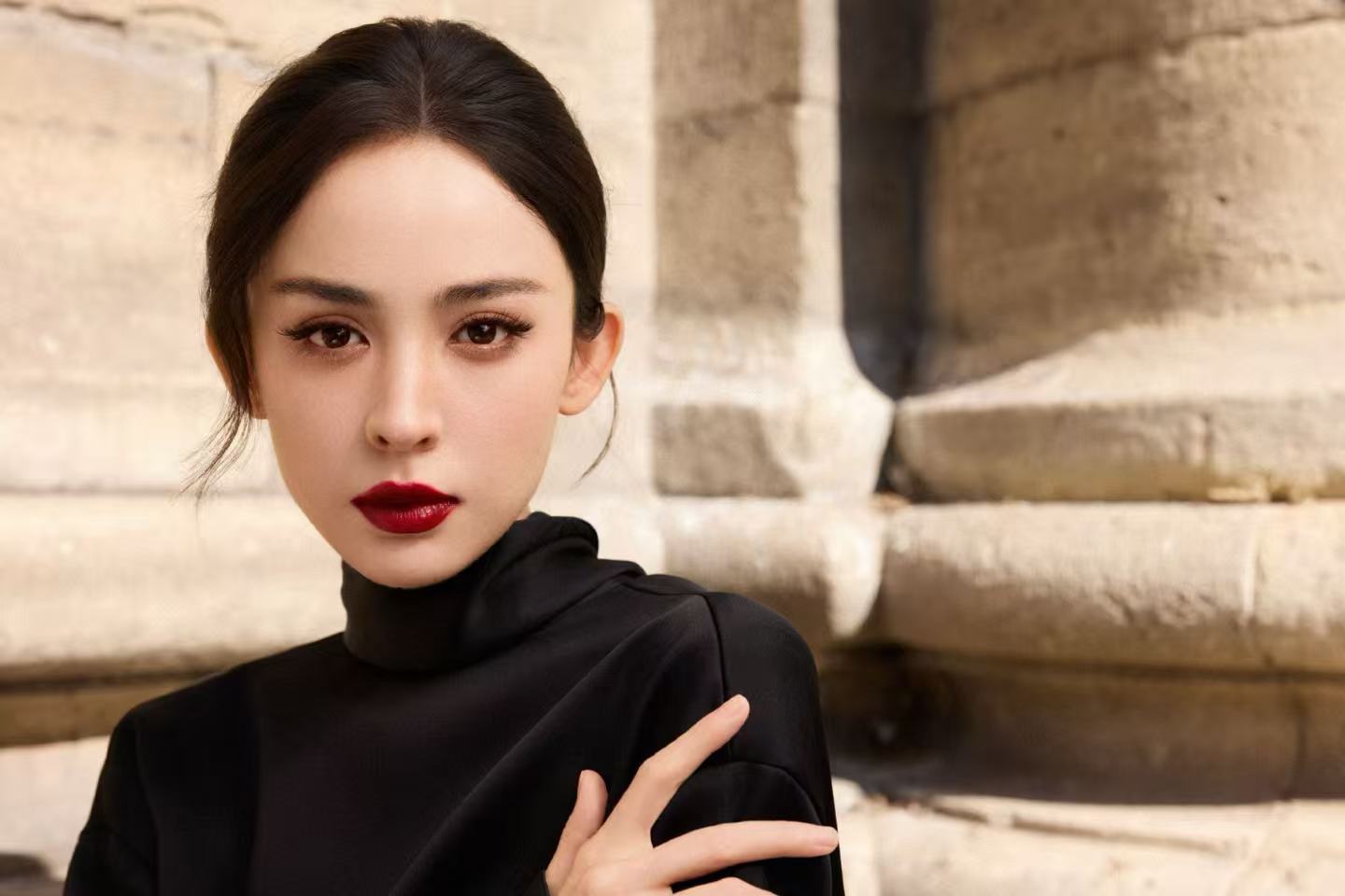 娜扎大秀出发图娜扎黑色拖尾连衣裙娜扎黑色拖尾连衣裙，红唇好美！ ​​​