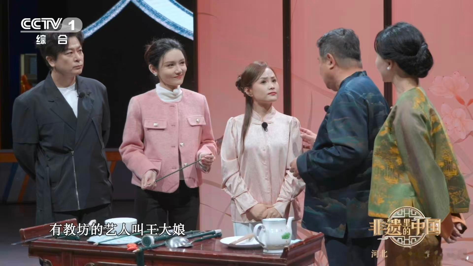 中国杂技看呆了王娜娜的口叼技太让人开眼界了！就两根细细的扦子，咬在嘴里还得顶各种