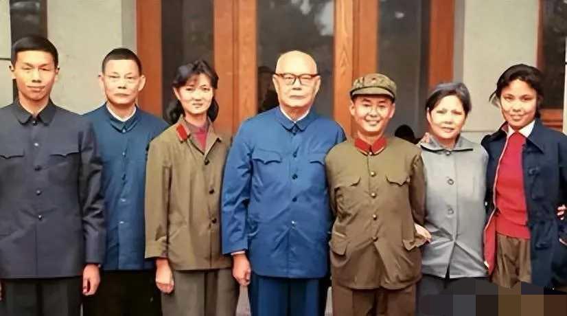 1974年，叶帅与六子女合影。难得一见，无比珍贵，都是真人样貌，都看一下吧！这并