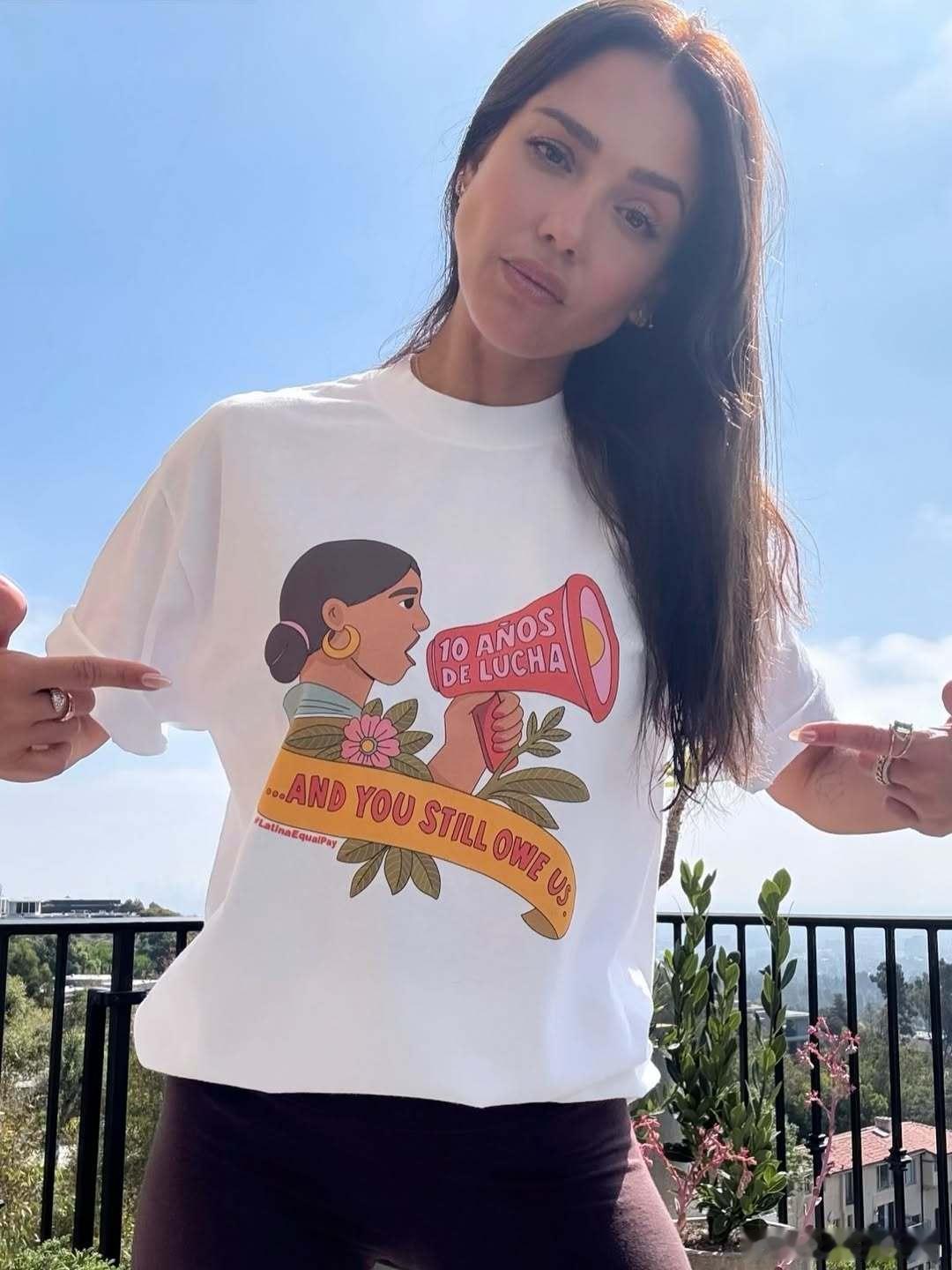 Jessica alba杰西卡阿尔芭继续支持推进拉丁女性同工同酬，穿上标语T恤呼