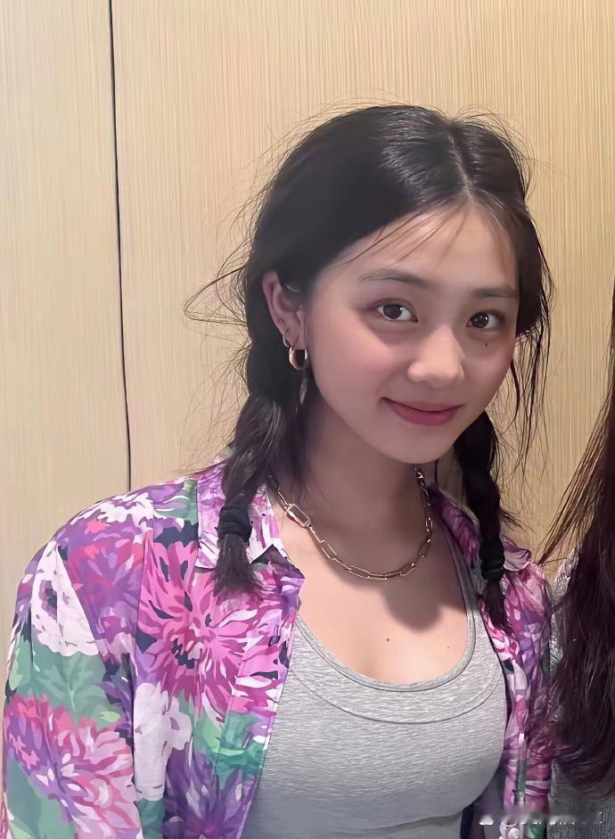 果然爸妈基因好孩子不用愁曾经那个小女孩，19岁的黄多多等比例长大，小美女变成大美